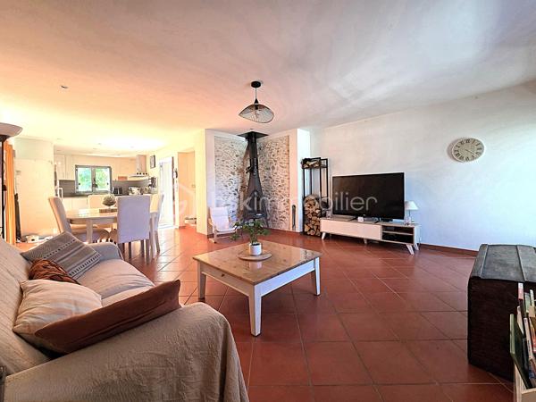 Située dans une impasse au calme, venez découvrir cette superbe maison d'environ 170 mètres carrés habitables, alliant subtilement le charme de l'ancien et de la modernité grâce à une rénovation complète effectuée il y a quelques années.

Le rez-de-chaussée s'articule autour d'une grande cuisine entièrement équipée et aménagée, ouverte sur un vaste séjour chaleureux. Ce niveau dispose également d'un WC indépendant ainsi que d'un espace buanderie avec cabine de douche, lequel dessert une première chambre de plain-pied. Idéalement positionnée à l'écart, elle offre un coin nuit parfaitement intimiste. L'ensemble de ce niveau est complété par un grand garage de 27 m².

À l'étage, un grand palier dessert un WC indépendant avec lave-mains, une élégante salle de bains pourvue d'une double vasque et trois belles chambres, dont une avec balcon privatif.

Au second étage, un couloir indépendant dessert une chambre ainsi qu'une pièce polyvalente pouvant faire office de bureau ou d'une chambre supplémentaire grâce à sa belle superficie au sol, portant ainsi le tout à six chambres au total.

Enfin, vous pourrez profiter pleinement de la saison estivale grâce à un jardin sans aucun vis-à-vis et parfaitement exposé, qui se pare d'un charme fou avec ses essences exotiques comprenant un bel olivier, des bambous ainsi que deux superbes bananiers.
Quelques surprises qui ne sont pas mentionnées sur l'annonce vous attendent lors de la visite.
