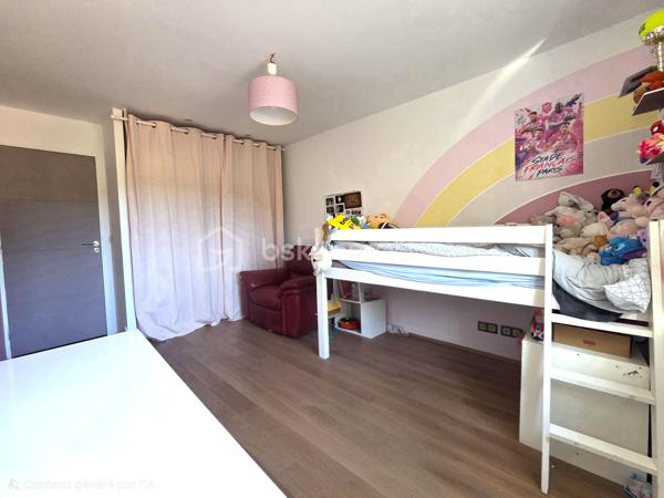 Située dans une impasse au calme, venez découvrir cette superbe maison d'environ 170 mètres carrés habitables, alliant subtilement le charme de l'ancien et de la modernité grâce à une rénovation complète effectuée il y a quelques années.

Le rez-de-chaussée s'articule autour d'une grande cuisine entièrement équipée et aménagée, ouverte sur un vaste séjour chaleureux. Ce niveau dispose également d'un WC indépendant ainsi que d'un espace buanderie avec cabine de douche, lequel dessert une première chambre de plain-pied. Idéalement positionnée à l'écart, elle offre un coin nuit parfaitement intimiste. L'ensemble de ce niveau est complété par un grand garage de 27 m².

À l'étage, un grand palier dessert un WC indépendant avec lave-mains, une élégante salle de bains pourvue d'une double vasque et trois belles chambres, dont une avec balcon privatif.

Au second étage, un couloir indépendant dessert une chambre ainsi qu'une pièce polyvalente pouvant faire office de bureau ou d'une chambre supplémentaire grâce à sa belle superficie au sol, portant ainsi le tout à six chambres au total.

Enfin, vous pourrez profiter pleinement de la saison estivale grâce à un jardin sans aucun vis-à-vis et parfaitement exposé, qui se pare d'un charme fou avec ses essences exotiques comprenant un bel olivier, des bambous ainsi que deux superbes bananiers.
Quelques surprises qui ne sont pas mentionnées sur l'annonce vous attendent lors de la visite.