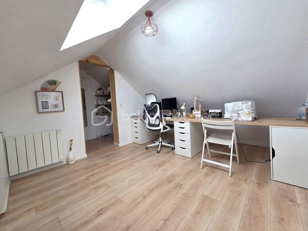 Située dans une impasse au calme, venez découvrir cette superbe maison d'environ 170 mètres carrés habitables, alliant subtilement le charme de l'ancien et de la modernité grâce à une rénovation complète effectuée il y a quelques années.

Le rez-de-chaussée s'articule autour d'une grande cuisine entièrement équipée et aménagée, ouverte sur un vaste séjour chaleureux. Ce niveau dispose également d'un WC indépendant ainsi que d'un espace buanderie avec cabine de douche, lequel dessert une première chambre de plain-pied. Idéalement positionnée à l'écart, elle offre un coin nuit parfaitement intimiste. L'ensemble de ce niveau est complété par un grand garage de 27 m².

À l'étage, un grand palier dessert un WC indépendant avec lave-mains, une élégante salle de bains pourvue d'une double vasque et trois belles chambres, dont une avec balcon privatif.

Au second étage, un couloir indépendant dessert une chambre ainsi qu'une pièce polyvalente pouvant faire office de bureau ou d'une chambre supplémentaire grâce à sa belle superficie au sol, portant ainsi le tout à six chambres au total.

Enfin, vous pourrez profiter pleinement de la saison estivale grâce à un jardin sans aucun vis-à-vis et parfaitement exposé, qui se pare d'un charme fou avec ses essences exotiques comprenant un bel olivier, des bambous ainsi que deux superbes bananiers.
Quelques surprises qui ne sont pas mentionnées sur l'annonce vous attendent lors de la visite.