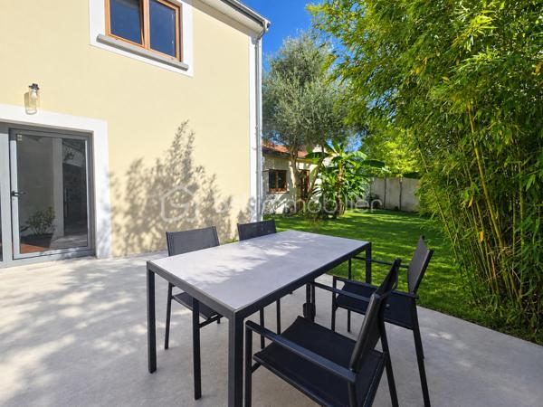 Située dans une impasse au calme, venez découvrir cette superbe maison d'environ 170 mètres carrés habitables, alliant subtilement le charme de l'ancien et de la modernité grâce à une rénovation complète effectuée il y a quelques années.

Le rez-de-chaussée s'articule autour d'une grande cuisine entièrement équipée et aménagée, ouverte sur un vaste séjour chaleureux. Ce niveau dispose également d'un WC indépendant ainsi que d'un espace buanderie avec cabine de douche, lequel dessert une première chambre de plain-pied. Idéalement positionnée à l'écart, elle offre un coin nuit parfaitement intimiste. L'ensemble de ce niveau est complété par un grand garage de 27 m².

À l'étage, un grand palier dessert un WC indépendant avec lave-mains, une élégante salle de bains pourvue d'une double vasque et trois belles chambres, dont une avec balcon privatif.

Au second étage, un couloir indépendant dessert une chambre ainsi qu'une pièce polyvalente pouvant faire office de bureau ou d'une chambre supplémentaire grâce à sa belle superficie au sol, portant ainsi le tout à six chambres au total.

Enfin, vous pourrez profiter pleinement de la saison estivale grâce à un jardin sans aucun vis-à-vis et parfaitement exposé, qui se pare d'un charme fou avec ses essences exotiques comprenant un bel olivier, des bambous ainsi que deux superbes bananiers.
Quelques surprises qui ne sont pas mentionnées sur l'annonce vous attendent lors de la visite.