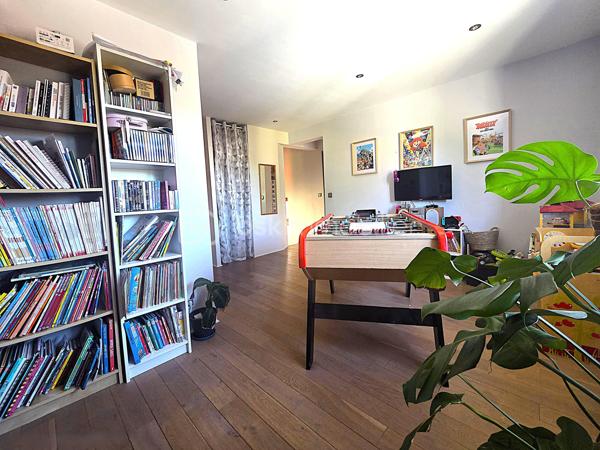 Située dans une impasse au calme, venez découvrir cette superbe maison d'environ 170 mètres carrés habitables, alliant subtilement le charme de l'ancien et de la modernité grâce à une rénovation complète effectuée il y a quelques années.

Le rez-de-chaussée s'articule autour d'une grande cuisine entièrement équipée et aménagée, ouverte sur un vaste séjour chaleureux. Ce niveau dispose également d'un WC indépendant ainsi que d'un espace buanderie avec cabine de douche, lequel dessert une première chambre de plain-pied. Idéalement positionnée à l'écart, elle offre un coin nuit parfaitement intimiste. L'ensemble de ce niveau est complété par un grand garage de 27 m².

À l'étage, un grand palier dessert un WC indépendant avec lave-mains, une élégante salle de bains pourvue d'une double vasque et trois belles chambres, dont une avec balcon privatif.

Au second étage, un couloir indépendant dessert une chambre ainsi qu'une pièce polyvalente pouvant faire office de bureau ou d'une chambre supplémentaire grâce à sa belle superficie au sol, portant ainsi le tout à six chambres au total.

Enfin, vous pourrez profiter pleinement de la saison estivale grâce à un jardin sans aucun vis-à-vis et parfaitement exposé, qui se pare d'un charme fou avec ses essences exotiques comprenant un bel olivier, des bambous ainsi que deux superbes bananiers.
Quelques surprises qui ne sont pas mentionnées sur l'annonce vous attendent lors de la visite.