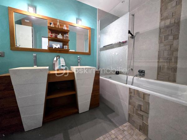 Située dans une impasse au calme, venez découvrir cette superbe maison d'environ 170 mètres carrés habitables, alliant subtilement le charme de l'ancien et de la modernité grâce à une rénovation complète effectuée il y a quelques années.

Le rez-de-chaussée s'articule autour d'une grande cuisine entièrement équipée et aménagée, ouverte sur un vaste séjour chaleureux. Ce niveau dispose également d'un WC indépendant ainsi que d'un espace buanderie avec cabine de douche, lequel dessert une première chambre de plain-pied. Idéalement positionnée à l'écart, elle offre un coin nuit parfaitement intimiste. L'ensemble de ce niveau est complété par un grand garage de 27 m².

À l'étage, un grand palier dessert un WC indépendant avec lave-mains, une élégante salle de bains pourvue d'une double vasque et trois belles chambres, dont une avec balcon privatif.

Au second étage, un couloir indépendant dessert une chambre ainsi qu'une pièce polyvalente pouvant faire office de bureau ou d'une chambre supplémentaire grâce à sa belle superficie au sol, portant ainsi le tout à six chambres au total.

Enfin, vous pourrez profiter pleinement de la saison estivale grâce à un jardin sans aucun vis-à-vis et parfaitement exposé, qui se pare d'un charme fou avec ses essences exotiques comprenant un bel olivier, des bambous ainsi que deux superbes bananiers.
Quelques surprises qui ne sont pas mentionnées sur l'annonce vous attendent lors de la visite.