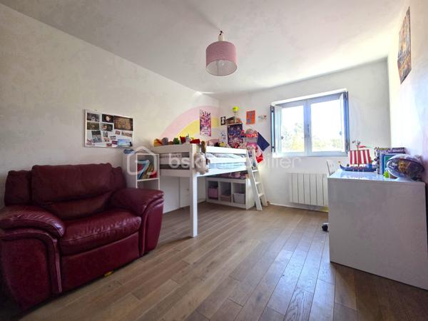 Située dans une impasse au calme, venez découvrir cette superbe maison d'environ 170 mètres carrés habitables, alliant subtilement le charme de l'ancien et de la modernité grâce à une rénovation complète effectuée il y a quelques années.

Le rez-de-chaussée s'articule autour d'une grande cuisine entièrement équipée et aménagée, ouverte sur un vaste séjour chaleureux. Ce niveau dispose également d'un WC indépendant ainsi que d'un espace buanderie avec cabine de douche, lequel dessert une première chambre de plain-pied. Idéalement positionnée à l'écart, elle offre un coin nuit parfaitement intimiste. L'ensemble de ce niveau est complété par un grand garage de 27 m².

À l'étage, un grand palier dessert un WC indépendant avec lave-mains, une élégante salle de bains pourvue d'une double vasque et trois belles chambres, dont une avec balcon privatif.

Au second étage, un couloir indépendant dessert une chambre ainsi qu'une pièce polyvalente pouvant faire office de bureau ou d'une chambre supplémentaire grâce à sa belle superficie au sol, portant ainsi le tout à six chambres au total.

Enfin, vous pourrez profiter pleinement de la saison estivale grâce à un jardin sans aucun vis-à-vis et parfaitement exposé, qui se pare d'un charme fou avec ses essences exotiques comprenant un bel olivier, des bambous ainsi que deux superbes bananiers.
Quelques surprises qui ne sont pas mentionnées sur l'annonce vous attendent lors de la visite.