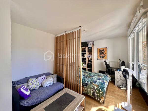 RUE TONI MORRISON - RESIDENCE BROOKLYN - SAINT-OUEN-SUR-SEINE

Studio de 28,8 m2 carrez très lumineux, avec une vue dégagée et arborée (exposition Ouest - Sud-Ouest) et au calme sur cour intérieure.
Au 3ème étage sur 7 avec ascenseur / copropriété récente : construction 2019, sécurisée (badge, vigik , visiophone et caméras).
Petite entrée avec rangements toute hauteur ; pièce de vie avec cuisine ouverte aménagée et équipée de 23 m2.
Salle d'eau avec sèche-serviettes et toilettes de 5 m2 environ.
Volets électriques
DPE A
Pas de travaux à prévoir
Faibles charges de copropriété : 234 euros par trimestre

Quartier proche de toutes commodités : écoles, commerces et transports
A 5 minutes à pied du métro ligne 14 station "Saint-Ouen" + RER C
A 10 minutes à pied des métros ligne 13 et 14 station "Mairie de Saint-Ouen"
Bus 166
Aucune procédure en AG
Accès PMR
2 grands locaux à vélos sécurisés

DPE A
Pas de travaux à prévoir
Faibles charges de copropriété
Possibilité de louer une place de parking en sous-sol au besoin : 70 euros/mois

Pour davantage de photos/informations ou pour programmer une visite, n'hésitez pas à me contacter 7j/7