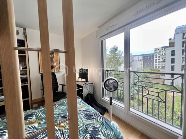 RUE TONI MORRISON - RESIDENCE BROOKLYN - SAINT-OUEN-SUR-SEINE

Studio de 28,8 m2 carrez très lumineux, avec une vue dégagée et arborée (exposition Ouest - Sud-Ouest) et au calme sur cour intérieure.
Au 3ème étage sur 7 avec ascenseur / copropriété récente : construction 2019, sécurisée (badge, vigik , visiophone et caméras).
Petite entrée avec rangements toute hauteur ; pièce de vie avec cuisine ouverte aménagée et équipée de 23 m2.
Salle d'eau avec sèche-serviettes et toilettes de 5 m2 environ.
Volets électriques
DPE A
Pas de travaux à prévoir
Faibles charges de copropriété : 234 euros par trimestre

Quartier proche de toutes commodités : écoles, commerces et transports
A 5 minutes à pied du métro ligne 14 station "Saint-Ouen" + RER C
A 10 minutes à pied des métros ligne 13 et 14 station "Mairie de Saint-Ouen"
Bus 166
Aucune procédure en AG
Accès PMR
2 grands locaux à vélos sécurisés

DPE A
Pas de travaux à prévoir
Faibles charges de copropriété
Possibilité de louer une place de parking en sous-sol au besoin : 70 euros/mois

Pour davantage de photos/informations ou pour programmer une visite, n'hésitez pas à me contacter 7j/7