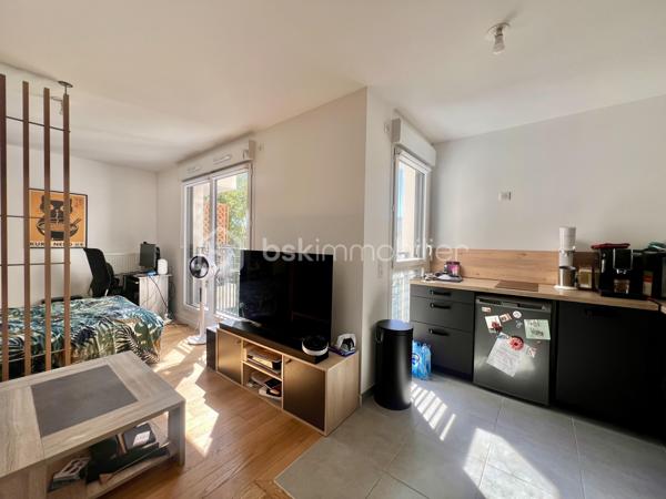RUE TONI MORRISON - RESIDENCE BROOKLYN - SAINT-OUEN-SUR-SEINE

Studio de 28,8 m2 carrez très lumineux, avec une vue dégagée et arborée (exposition Ouest - Sud-Ouest) et au calme sur cour intérieure.
Au 3ème étage sur 7 avec ascenseur / copropriété récente : construction 2019, sécurisée (badge, vigik , visiophone et caméras).
Petite entrée avec rangements toute hauteur ; pièce de vie avec cuisine ouverte aménagée et équipée de 23 m2.
Salle d'eau avec sèche-serviettes et toilettes de 5 m2 environ.
Volets électriques
DPE A
Pas de travaux à prévoir
Faibles charges de copropriété : 234 euros par trimestre

Quartier proche de toutes commodités : écoles, commerces et transports
A 5 minutes à pied du métro ligne 14 station "Saint-Ouen" + RER C
A 10 minutes à pied des métros ligne 13 et 14 station "Mairie de Saint-Ouen"
Bus 166
Aucune procédure en AG
Accès PMR
2 grands locaux à vélos sécurisés

DPE A
Pas de travaux à prévoir
Faibles charges de copropriété
Possibilité de louer une place de parking en sous-sol au besoin : 70 euros/mois

Pour davantage de photos/informations ou pour programmer une visite, n'hésitez pas à me contacter 7j/7
