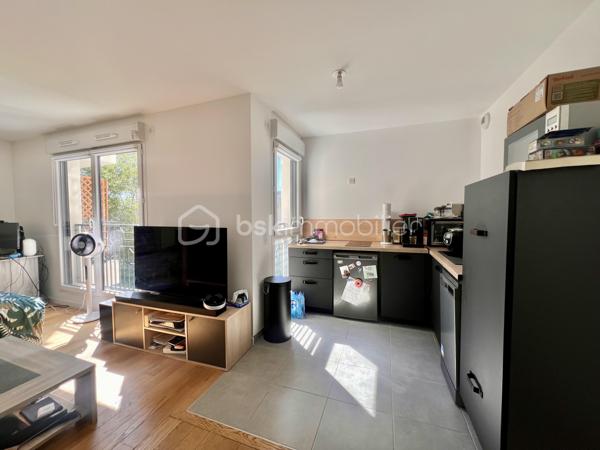 RUE TONI MORRISON - RESIDENCE BROOKLYN - SAINT-OUEN-SUR-SEINE

Studio de 28,8 m2 carrez très lumineux, avec une vue dégagée et arborée (exposition Ouest - Sud-Ouest) et au calme sur cour intérieure.
Au 3ème étage sur 7 avec ascenseur / copropriété récente : construction 2019, sécurisée (badge, vigik , visiophone et caméras).
Petite entrée avec rangements toute hauteur ; pièce de vie avec cuisine ouverte aménagée et équipée de 23 m2.
Salle d'eau avec sèche-serviettes et toilettes de 5 m2 environ.
Volets électriques
DPE A
Pas de travaux à prévoir
Faibles charges de copropriété : 234 euros par trimestre

Quartier proche de toutes commodités : écoles, commerces et transports
A 5 minutes à pied du métro ligne 14 station "Saint-Ouen" + RER C
A 10 minutes à pied des métros ligne 13 et 14 station "Mairie de Saint-Ouen"
Bus 166
Aucune procédure en AG
Accès PMR
2 grands locaux à vélos sécurisés

DPE A
Pas de travaux à prévoir
Faibles charges de copropriété
Possibilité de louer une place de parking en sous-sol au besoin : 70 euros/mois

Pour davantage de photos/informations ou pour programmer une visite, n'hésitez pas à me contacter 7j/7