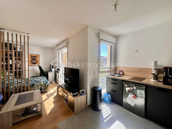 RUE TONI MORRISON - RESIDENCE BROOKLYN - SAINT-OUEN-SUR-SEINE

Studio de 28,8 m2 carrez très lumineux, avec une vue dégagée et arborée (exposition Ouest - Sud-Ouest) et au calme sur cour intérieure.
Au 3ème étage sur 7 avec ascenseur / copropriété récente : construction 2019, sécurisée (badge, vigik , visiophone et caméras).
Petite entrée avec rangements toute hauteur ; pièce de vie avec cuisine ouverte aménagée et équipée de 23 m2.
Salle d'eau avec sèche-serviettes et toilettes de 5 m2 environ.
Volets électriques
DPE A
Pas de travaux à prévoir
Faibles charges de copropriété : 234 euros par trimestre

Quartier proche de toutes commodités : écoles, commerces et transports
A 5 minutes à pied du métro ligne 14 station "Saint-Ouen" + RER C
A 10 minutes à pied des métros ligne 13 et 14 station "Mairie de Saint-Ouen"
Bus 166
Aucune procédure en AG
Accès PMR
2 grands locaux à vélos sécurisés

DPE A
Pas de travaux à prévoir
Faibles charges de copropriété
Possibilité de louer une place de parking en sous-sol au besoin : 70 euros/mois

Pour davantage de photos/informations ou pour programmer une visite, n'hésitez pas à me contacter 7j/7