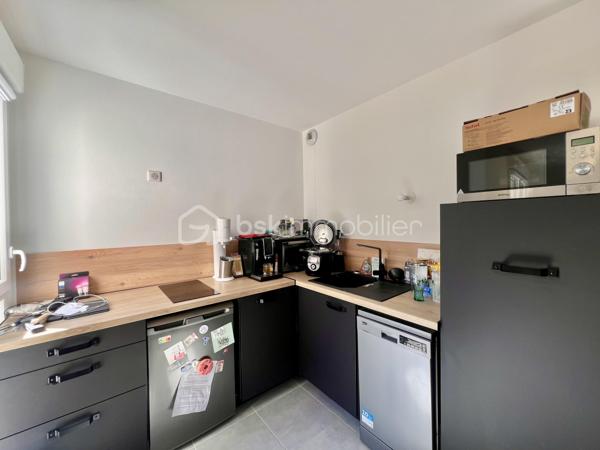 RUE TONI MORRISON - RESIDENCE BROOKLYN - SAINT-OUEN-SUR-SEINE

Studio de 28,8 m2 carrez très lumineux, avec une vue dégagée et arborée (exposition Ouest - Sud-Ouest) et au calme sur cour intérieure.
Au 3ème étage sur 7 avec ascenseur / copropriété récente : construction 2019, sécurisée (badge, vigik , visiophone et caméras).
Petite entrée avec rangements toute hauteur ; pièce de vie avec cuisine ouverte aménagée et équipée de 23 m2.
Salle d'eau avec sèche-serviettes et toilettes de 5 m2 environ.
Volets électriques
DPE A
Pas de travaux à prévoir
Faibles charges de copropriété : 234 euros par trimestre

Quartier proche de toutes commodités : écoles, commerces et transports
A 5 minutes à pied du métro ligne 14 station "Saint-Ouen" + RER C
A 10 minutes à pied des métros ligne 13 et 14 station "Mairie de Saint-Ouen"
Bus 166
Aucune procédure en AG
Accès PMR
2 grands locaux à vélos sécurisés

DPE A
Pas de travaux à prévoir
Faibles charges de copropriété
Possibilité de louer une place de parking en sous-sol au besoin : 70 euros/mois

Pour davantage de photos/informations ou pour programmer une visite, n'hésitez pas à me contacter 7j/7