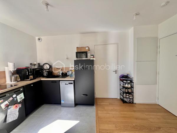 RUE TONI MORRISON - RESIDENCE BROOKLYN - SAINT-OUEN-SUR-SEINE

Studio de 28,8 m2 carrez très lumineux, avec une vue dégagée et arborée (exposition Ouest - Sud-Ouest) et au calme sur cour intérieure.
Au 3ème étage sur 7 avec ascenseur / copropriété récente : construction 2019, sécurisée (badge, vigik , visiophone et caméras).
Petite entrée avec rangements toute hauteur ; pièce de vie avec cuisine ouverte aménagée et équipée de 23 m2.
Salle d'eau avec sèche-serviettes et toilettes de 5 m2 environ.
Volets électriques
DPE A
Pas de travaux à prévoir
Faibles charges de copropriété : 234 euros par trimestre

Quartier proche de toutes commodités : écoles, commerces et transports
A 5 minutes à pied du métro ligne 14 station "Saint-Ouen" + RER C
A 10 minutes à pied des métros ligne 13 et 14 station "Mairie de Saint-Ouen"
Bus 166
Aucune procédure en AG
Accès PMR
2 grands locaux à vélos sécurisés

DPE A
Pas de travaux à prévoir
Faibles charges de copropriété
Possibilité de louer une place de parking en sous-sol au besoin : 70 euros/mois

Pour davantage de photos/informations ou pour programmer une visite, n'hésitez pas à me contacter 7j/7