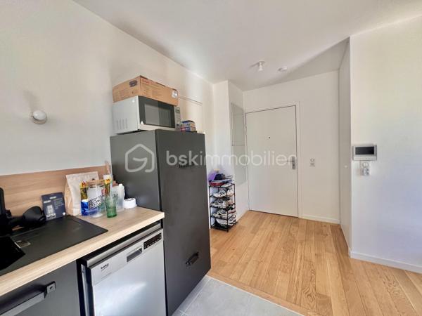 RUE TONI MORRISON - RESIDENCE BROOKLYN - SAINT-OUEN-SUR-SEINE

Studio de 28,8 m2 carrez très lumineux, avec une vue dégagée et arborée (exposition Ouest - Sud-Ouest) et au calme sur cour intérieure.
Au 3ème étage sur 7 avec ascenseur / copropriété récente : construction 2019, sécurisée (badge, vigik , visiophone et caméras).
Petite entrée avec rangements toute hauteur ; pièce de vie avec cuisine ouverte aménagée et équipée de 23 m2.
Salle d'eau avec sèche-serviettes et toilettes de 5 m2 environ.
Volets électriques
DPE A
Pas de travaux à prévoir
Faibles charges de copropriété : 234 euros par trimestre

Quartier proche de toutes commodités : écoles, commerces et transports
A 5 minutes à pied du métro ligne 14 station "Saint-Ouen" + RER C
A 10 minutes à pied des métros ligne 13 et 14 station "Mairie de Saint-Ouen"
Bus 166
Aucune procédure en AG
Accès PMR
2 grands locaux à vélos sécurisés

DPE A
Pas de travaux à prévoir
Faibles charges de copropriété
Possibilité de louer une place de parking en sous-sol au besoin : 70 euros/mois

Pour davantage de photos/informations ou pour programmer une visite, n'hésitez pas à me contacter 7j/7