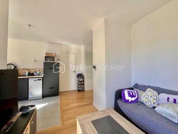 RUE TONI MORRISON - RESIDENCE BROOKLYN - SAINT-OUEN-SUR-SEINE

Studio de 28,8 m2 carrez très lumineux, avec une vue dégagée et arborée (exposition Ouest - Sud-Ouest) et au calme sur cour intérieure.
Au 3ème étage sur 7 avec ascenseur / copropriété récente : construction 2019, sécurisée (badge, vigik , visiophone et caméras).
Petite entrée avec rangements toute hauteur ; pièce de vie avec cuisine ouverte aménagée et équipée de 23 m2.
Salle d'eau avec sèche-serviettes et toilettes de 5 m2 environ.
Volets électriques
DPE A
Pas de travaux à prévoir
Faibles charges de copropriété : 234 euros par trimestre

Quartier proche de toutes commodités : écoles, commerces et transports
A 5 minutes à pied du métro ligne 14 station "Saint-Ouen" + RER C
A 10 minutes à pied des métros ligne 13 et 14 station "Mairie de Saint-Ouen"
Bus 166
Aucune procédure en AG
Accès PMR
2 grands locaux à vélos sécurisés

DPE A
Pas de travaux à prévoir
Faibles charges de copropriété
Possibilité de louer une place de parking en sous-sol au besoin : 70 euros/mois

Pour davantage de photos/informations ou pour programmer une visite, n'hésitez pas à me contacter 7j/7