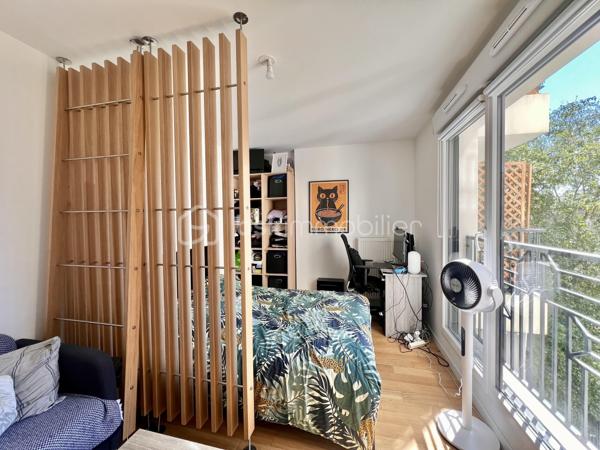RUE TONI MORRISON - RESIDENCE BROOKLYN - SAINT-OUEN-SUR-SEINE

Studio de 28,8 m2 carrez très lumineux, avec une vue dégagée et arborée (exposition Ouest - Sud-Ouest) et au calme sur cour intérieure.
Au 3ème étage sur 7 avec ascenseur / copropriété récente : construction 2019, sécurisée (badge, vigik , visiophone et caméras).
Petite entrée avec rangements toute hauteur ; pièce de vie avec cuisine ouverte aménagée et équipée de 23 m2.
Salle d'eau avec sèche-serviettes et toilettes de 5 m2 environ.
Volets électriques
DPE A
Pas de travaux à prévoir
Faibles charges de copropriété : 234 euros par trimestre

Quartier proche de toutes commodités : écoles, commerces et transports
A 5 minutes à pied du métro ligne 14 station "Saint-Ouen" + RER C
A 10 minutes à pied des métros ligne 13 et 14 station "Mairie de Saint-Ouen"
Bus 166
Aucune procédure en AG
Accès PMR
2 grands locaux à vélos sécurisés

DPE A
Pas de travaux à prévoir
Faibles charges de copropriété
Possibilité de louer une place de parking en sous-sol au besoin : 70 euros/mois

Pour davantage de photos/informations ou pour programmer une visite, n'hésitez pas à me contacter 7j/7