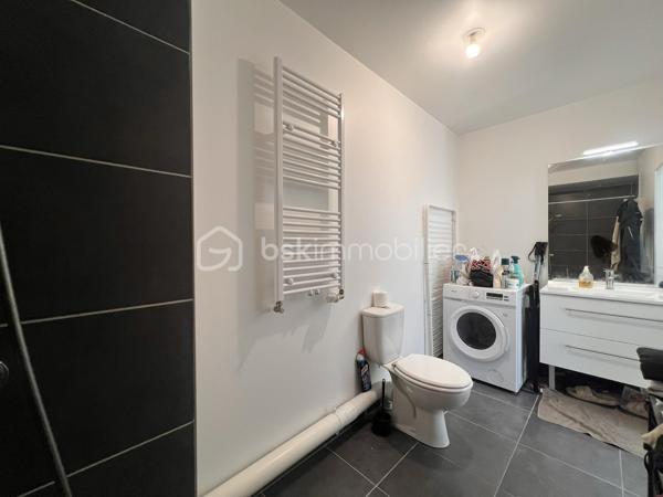 RUE TONI MORRISON - RESIDENCE BROOKLYN - SAINT-OUEN-SUR-SEINE

Studio de 28,8 m2 carrez très lumineux, avec une vue dégagée et arborée (exposition Ouest - Sud-Ouest) et au calme sur cour intérieure.
Au 3ème étage sur 7 avec ascenseur / copropriété récente : construction 2019, sécurisée (badge, vigik , visiophone et caméras).
Petite entrée avec rangements toute hauteur ; pièce de vie avec cuisine ouverte aménagée et équipée de 23 m2.
Salle d'eau avec sèche-serviettes et toilettes de 5 m2 environ.
Volets électriques
DPE A
Pas de travaux à prévoir
Faibles charges de copropriété : 234 euros par trimestre

Quartier proche de toutes commodités : écoles, commerces et transports
A 5 minutes à pied du métro ligne 14 station "Saint-Ouen" + RER C
A 10 minutes à pied des métros ligne 13 et 14 station "Mairie de Saint-Ouen"
Bus 166
Aucune procédure en AG
Accès PMR
2 grands locaux à vélos sécurisés

DPE A
Pas de travaux à prévoir
Faibles charges de copropriété
Possibilité de louer une place de parking en sous-sol au besoin : 70 euros/mois

Pour davantage de photos/informations ou pour programmer une visite, n'hésitez pas à me contacter 7j/7