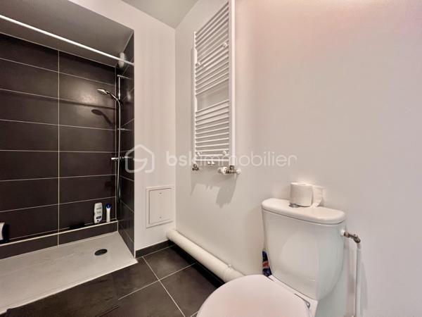 RUE TONI MORRISON - RESIDENCE BROOKLYN - SAINT-OUEN-SUR-SEINE

Studio de 28,8 m2 carrez très lumineux, avec une vue dégagée et arborée (exposition Ouest - Sud-Ouest) et au calme sur cour intérieure.
Au 3ème étage sur 7 avec ascenseur / copropriété récente : construction 2019, sécurisée (badge, vigik , visiophone et caméras).
Petite entrée avec rangements toute hauteur ; pièce de vie avec cuisine ouverte aménagée et équipée de 23 m2.
Salle d'eau avec sèche-serviettes et toilettes de 5 m2 environ.
Volets électriques
DPE A
Pas de travaux à prévoir
Faibles charges de copropriété : 234 euros par trimestre

Quartier proche de toutes commodités : écoles, commerces et transports
A 5 minutes à pied du métro ligne 14 station "Saint-Ouen" + RER C
A 10 minutes à pied des métros ligne 13 et 14 station "Mairie de Saint-Ouen"
Bus 166
Aucune procédure en AG
Accès PMR
2 grands locaux à vélos sécurisés

DPE A
Pas de travaux à prévoir
Faibles charges de copropriété
Possibilité de louer une place de parking en sous-sol au besoin : 70 euros/mois

Pour davantage de photos/informations ou pour programmer une visite, n'hésitez pas à me contacter 7j/7
