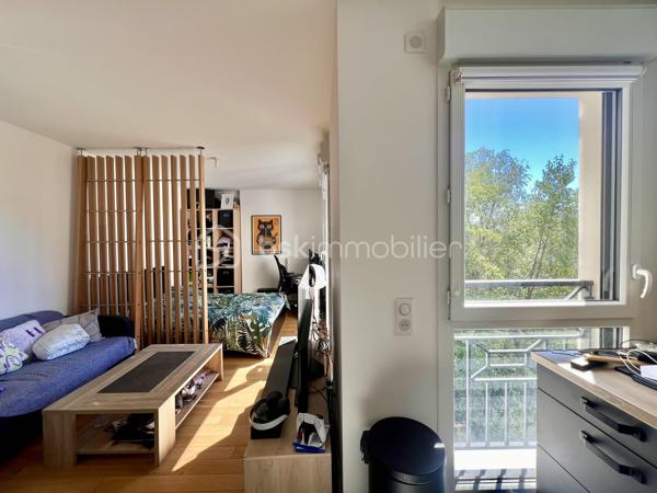 RUE TONI MORRISON - RESIDENCE BROOKLYN - SAINT-OUEN-SUR-SEINE

Studio de 28,8 m2 carrez très lumineux, avec une vue dégagée et arborée (exposition Ouest - Sud-Ouest) et au calme sur cour intérieure.
Au 3ème étage sur 7 avec ascenseur / copropriété récente : construction 2019, sécurisée (badge, vigik , visiophone et caméras).
Petite entrée avec rangements toute hauteur ; pièce de vie avec cuisine ouverte aménagée et équipée de 23 m2.
Salle d'eau avec sèche-serviettes et toilettes de 5 m2 environ.
Volets électriques
DPE A
Pas de travaux à prévoir
Faibles charges de copropriété : 234 euros par trimestre

Quartier proche de toutes commodités : écoles, commerces et transports
A 5 minutes à pied du métro ligne 14 station "Saint-Ouen" + RER C
A 10 minutes à pied des métros ligne 13 et 14 station "Mairie de Saint-Ouen"
Bus 166
Aucune procédure en AG
Accès PMR
2 grands locaux à vélos sécurisés

DPE A
Pas de travaux à prévoir
Faibles charges de copropriété
Possibilité de louer une place de parking en sous-sol au besoin : 70 euros/mois

Pour davantage de photos/informations ou pour programmer une visite, n'hésitez pas à me contacter 7j/7