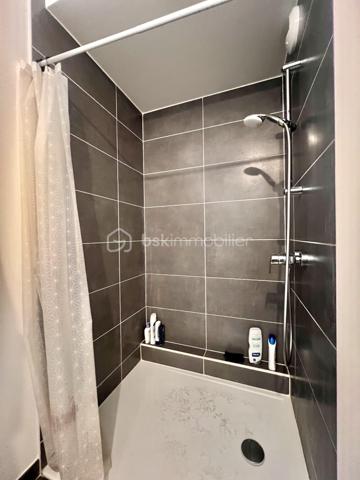 RUE TONI MORRISON - RESIDENCE BROOKLYN - SAINT-OUEN-SUR-SEINE

Studio de 28,8 m2 carrez très lumineux, avec une vue dégagée et arborée (exposition Ouest - Sud-Ouest) et au calme sur cour intérieure.
Au 3ème étage sur 7 avec ascenseur / copropriété récente : construction 2019, sécurisée (badge, vigik , visiophone et caméras).
Petite entrée avec rangements toute hauteur ; pièce de vie avec cuisine ouverte aménagée et équipée de 23 m2.
Salle d'eau avec sèche-serviettes et toilettes de 5 m2 environ.
Volets électriques
DPE A
Pas de travaux à prévoir
Faibles charges de copropriété : 234 euros par trimestre

Quartier proche de toutes commodités : écoles, commerces et transports
A 5 minutes à pied du métro ligne 14 station "Saint-Ouen" + RER C
A 10 minutes à pied des métros ligne 13 et 14 station "Mairie de Saint-Ouen"
Bus 166
Aucune procédure en AG
Accès PMR
2 grands locaux à vélos sécurisés

DPE A
Pas de travaux à prévoir
Faibles charges de copropriété
Possibilité de louer une place de parking en sous-sol au besoin : 70 euros/mois

Pour davantage de photos/informations ou pour programmer une visite, n'hésitez pas à me contacter 7j/7