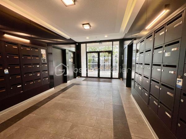 RUE TONI MORRISON - RESIDENCE BROOKLYN - SAINT-OUEN-SUR-SEINE

Studio de 28,8 m2 carrez très lumineux, avec une vue dégagée et arborée (exposition Ouest - Sud-Ouest) et au calme sur cour intérieure.
Au 3ème étage sur 7 avec ascenseur / copropriété récente : construction 2019, sécurisée (badge, vigik , visiophone et caméras).
Petite entrée avec rangements toute hauteur ; pièce de vie avec cuisine ouverte aménagée et équipée de 23 m2.
Salle d'eau avec sèche-serviettes et toilettes de 5 m2 environ.
Volets électriques
DPE A
Pas de travaux à prévoir
Faibles charges de copropriété : 234 euros par trimestre

Quartier proche de toutes commodités : écoles, commerces et transports
A 5 minutes à pied du métro ligne 14 station "Saint-Ouen" + RER C
A 10 minutes à pied des métros ligne 13 et 14 station "Mairie de Saint-Ouen"
Bus 166
Aucune procédure en AG
Accès PMR
2 grands locaux à vélos sécurisés

DPE A
Pas de travaux à prévoir
Faibles charges de copropriété
Possibilité de louer une place de parking en sous-sol au besoin : 70 euros/mois

Pour davantage de photos/informations ou pour programmer une visite, n'hésitez pas à me contacter 7j/7