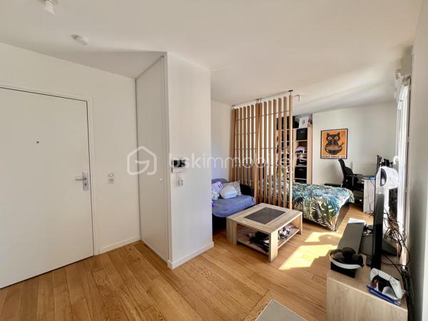 RUE TONI MORRISON - RESIDENCE BROOKLYN - SAINT-OUEN-SUR-SEINE

Studio de 28,8 m2 carrez très lumineux, avec une vue dégagée et arborée (exposition Ouest - Sud-Ouest) et au calme sur cour intérieure.
Au 3ème étage sur 7 avec ascenseur / copropriété récente : construction 2019, sécurisée (badge, vigik , visiophone et caméras).
Petite entrée avec rangements toute hauteur ; pièce de vie avec cuisine ouverte aménagée et équipée de 23 m2.
Salle d'eau avec sèche-serviettes et toilettes de 5 m2 environ.
Volets électriques
DPE A
Pas de travaux à prévoir
Faibles charges de copropriété : 234 euros par trimestre

Quartier proche de toutes commodités : écoles, commerces et transports
A 5 minutes à pied du métro ligne 14 station "Saint-Ouen" + RER C
A 10 minutes à pied des métros ligne 13 et 14 station "Mairie de Saint-Ouen"
Bus 166
Aucune procédure en AG
Accès PMR
2 grands locaux à vélos sécurisés

DPE A
Pas de travaux à prévoir
Faibles charges de copropriété
Possibilité de louer une place de parking en sous-sol au besoin : 70 euros/mois

Pour davantage de photos/informations ou pour programmer une visite, n'hésitez pas à me contacter 7j/7