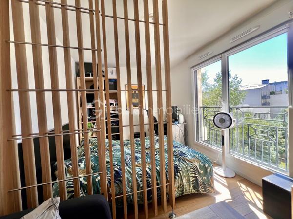 RUE TONI MORRISON - RESIDENCE BROOKLYN - SAINT-OUEN-SUR-SEINE

Studio de 28,8 m2 carrez très lumineux, avec une vue dégagée et arborée (exposition Ouest - Sud-Ouest) et au calme sur cour intérieure.
Au 3ème étage sur 7 avec ascenseur / copropriété récente : construction 2019, sécurisée (badge, vigik , visiophone et caméras).
Petite entrée avec rangements toute hauteur ; pièce de vie avec cuisine ouverte aménagée et équipée de 23 m2.
Salle d'eau avec sèche-serviettes et toilettes de 5 m2 environ.
Volets électriques
DPE A
Pas de travaux à prévoir
Faibles charges de copropriété : 234 euros par trimestre

Quartier proche de toutes commodités : écoles, commerces et transports
A 5 minutes à pied du métro ligne 14 station "Saint-Ouen" + RER C
A 10 minutes à pied des métros ligne 13 et 14 station "Mairie de Saint-Ouen"
Bus 166
Aucune procédure en AG
Accès PMR
2 grands locaux à vélos sécurisés

DPE A
Pas de travaux à prévoir
Faibles charges de copropriété
Possibilité de louer une place de parking en sous-sol au besoin : 70 euros/mois

Pour davantage de photos/informations ou pour programmer une visite, n'hésitez pas à me contacter 7j/7