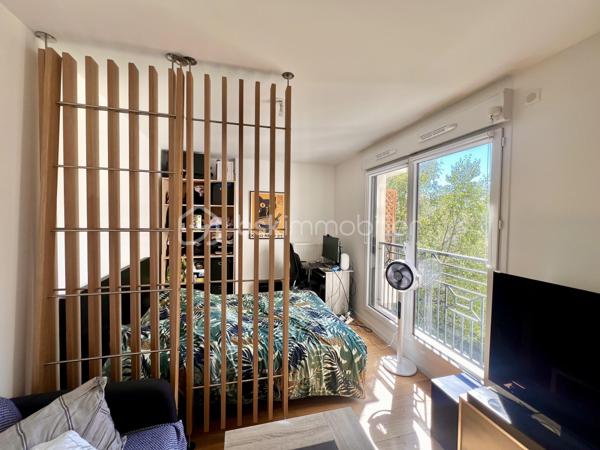 RUE TONI MORRISON - RESIDENCE BROOKLYN - SAINT-OUEN-SUR-SEINE

Studio de 28,8 m2 carrez très lumineux, avec une vue dégagée et arborée (exposition Ouest - Sud-Ouest) et au calme sur cour intérieure.
Au 3ème étage sur 7 avec ascenseur / copropriété récente : construction 2019, sécurisée (badge, vigik , visiophone et caméras).
Petite entrée avec rangements toute hauteur ; pièce de vie avec cuisine ouverte aménagée et équipée de 23 m2.
Salle d'eau avec sèche-serviettes et toilettes de 5 m2 environ.
Volets électriques
DPE A
Pas de travaux à prévoir
Faibles charges de copropriété : 234 euros par trimestre

Quartier proche de toutes commodités : écoles, commerces et transports
A 5 minutes à pied du métro ligne 14 station "Saint-Ouen" + RER C
A 10 minutes à pied des métros ligne 13 et 14 station "Mairie de Saint-Ouen"
Bus 166
Aucune procédure en AG
Accès PMR
2 grands locaux à vélos sécurisés

DPE A
Pas de travaux à prévoir
Faibles charges de copropriété
Possibilité de louer une place de parking en sous-sol au besoin : 70 euros/mois

Pour davantage de photos/informations ou pour programmer une visite, n'hésitez pas à me contacter 7j/7