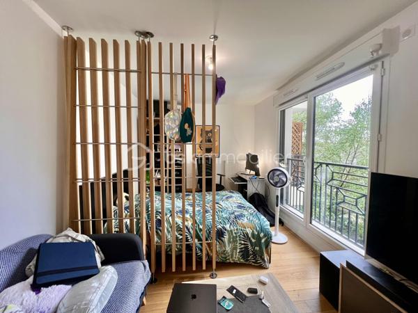 RUE TONI MORRISON - RESIDENCE BROOKLYN - SAINT-OUEN-SUR-SEINE

Studio de 28,8 m2 carrez très lumineux, avec une vue dégagée et arborée (exposition Ouest - Sud-Ouest) et au calme sur cour intérieure.
Au 3ème étage sur 7 avec ascenseur / copropriété récente : construction 2019, sécurisée (badge, vigik , visiophone et caméras).
Petite entrée avec rangements toute hauteur ; pièce de vie avec cuisine ouverte aménagée et équipée de 23 m2.
Salle d'eau avec sèche-serviettes et toilettes de 5 m2 environ.
Volets électriques
DPE A
Pas de travaux à prévoir
Faibles charges de copropriété : 234 euros par trimestre

Quartier proche de toutes commodités : écoles, commerces et transports
A 5 minutes à pied du métro ligne 14 station "Saint-Ouen" + RER C
A 10 minutes à pied des métros ligne 13 et 14 station "Mairie de Saint-Ouen"
Bus 166
Aucune procédure en AG
Accès PMR
2 grands locaux à vélos sécurisés

DPE A
Pas de travaux à prévoir
Faibles charges de copropriété
Possibilité de louer une place de parking en sous-sol au besoin : 70 euros/mois

Pour davantage de photos/informations ou pour programmer une visite, n'hésitez pas à me contacter 7j/7