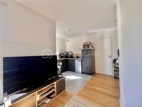 RUE TONI MORRISON - RESIDENCE BROOKLYN - SAINT-OUEN-SUR-SEINE

Studio de 28,8 m2 carrez très lumineux, avec une vue dégagée et arborée (exposition Ouest - Sud-Ouest) et au calme sur cour intérieure.
Au 3ème étage sur 7 avec ascenseur / copropriété récente : construction 2019, sécurisée (badge, vigik , visiophone et caméras).
Petite entrée avec rangements toute hauteur ; pièce de vie avec cuisine ouverte aménagée et équipée de 23 m2.
Salle d'eau avec sèche-serviettes et toilettes de 5 m2 environ.
Volets électriques
DPE A
Pas de travaux à prévoir
Faibles charges de copropriété : 234 euros par trimestre

Quartier proche de toutes commodités : écoles, commerces et transports
A 5 minutes à pied du métro ligne 14 station "Saint-Ouen" + RER C
A 10 minutes à pied des métros ligne 13 et 14 station "Mairie de Saint-Ouen"
Bus 166
Aucune procédure en AG
Accès PMR
2 grands locaux à vélos sécurisés

DPE A
Pas de travaux à prévoir
Faibles charges de copropriété
Possibilité de louer une place de parking en sous-sol au besoin : 70 euros/mois

Pour davantage de photos/informations ou pour programmer une visite, n'hésitez pas à me contacter 7j/7