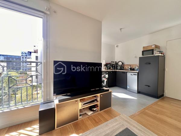 RUE TONI MORRISON - RESIDENCE BROOKLYN - SAINT-OUEN-SUR-SEINE

Studio de 28,8 m2 carrez très lumineux, avec une vue dégagée et arborée (exposition Ouest - Sud-Ouest) et au calme sur cour intérieure.
Au 3ème étage sur 7 avec ascenseur / copropriété récente : construction 2019, sécurisée (badge, vigik , visiophone et caméras).
Petite entrée avec rangements toute hauteur ; pièce de vie avec cuisine ouverte aménagée et équipée de 23 m2.
Salle d'eau avec sèche-serviettes et toilettes de 5 m2 environ.
Volets électriques
DPE A
Pas de travaux à prévoir
Faibles charges de copropriété : 234 euros par trimestre

Quartier proche de toutes commodités : écoles, commerces et transports
A 5 minutes à pied du métro ligne 14 station "Saint-Ouen" + RER C
A 10 minutes à pied des métros ligne 13 et 14 station "Mairie de Saint-Ouen"
Bus 166
Aucune procédure en AG
Accès PMR
2 grands locaux à vélos sécurisés

DPE A
Pas de travaux à prévoir
Faibles charges de copropriété
Possibilité de louer une place de parking en sous-sol au besoin : 70 euros/mois

Pour davantage de photos/informations ou pour programmer une visite, n'hésitez pas à me contacter 7j/7