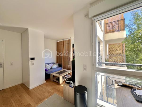 RUE TONI MORRISON - RESIDENCE BROOKLYN - SAINT-OUEN-SUR-SEINE

Studio de 28,8 m2 carrez très lumineux, avec une vue dégagée et arborée (exposition Ouest - Sud-Ouest) et au calme sur cour intérieure.
Au 3ème étage sur 7 avec ascenseur / copropriété récente : construction 2019, sécurisée (badge, vigik , visiophone et caméras).
Petite entrée avec rangements toute hauteur ; pièce de vie avec cuisine ouverte aménagée et équipée de 23 m2.
Salle d'eau avec sèche-serviettes et toilettes de 5 m2 environ.
Volets électriques
DPE A
Pas de travaux à prévoir
Faibles charges de copropriété : 234 euros par trimestre

Quartier proche de toutes commodités : écoles, commerces et transports
A 5 minutes à pied du métro ligne 14 station "Saint-Ouen" + RER C
A 10 minutes à pied des métros ligne 13 et 14 station "Mairie de Saint-Ouen"
Bus 166
Aucune procédure en AG
Accès PMR
2 grands locaux à vélos sécurisés

DPE A
Pas de travaux à prévoir
Faibles charges de copropriété
Possibilité de louer une place de parking en sous-sol au besoin : 70 euros/mois

Pour davantage de photos/informations ou pour programmer une visite, n'hésitez pas à me contacter 7j/7