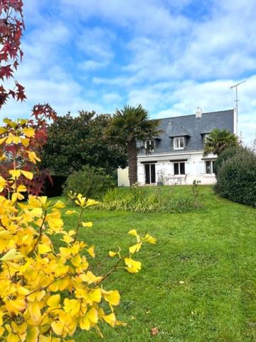 En plein coeur de St Lyphard: grands volumes et joli jardin!