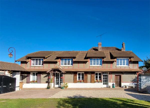 Maison de caractère avec dépendances et grand terrain - Centre-ville EZY-SUR-EURE  (27)