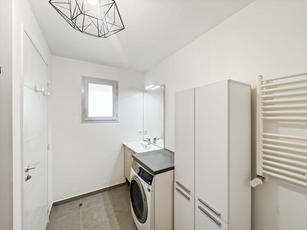STUDIO DANS RÉSIDENCE RÉCENTE EN DERNIER ÉTAGE AVEC VUE DÉGAGÉE