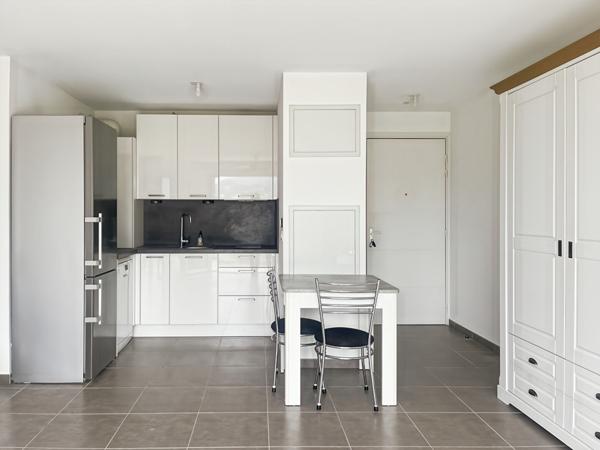 STUDIO DANS RÉSIDENCE RÉCENTE EN DERNIER ÉTAGE AVEC VUE DÉGAGÉE