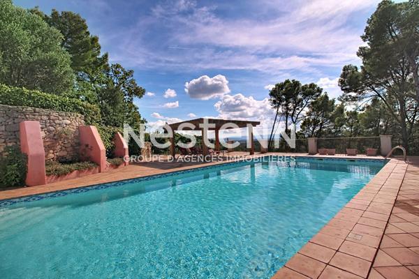 A VENDRE FLAYOSC Propriété 4 chambres 230 m² avec VUE PISCINE GARAGE