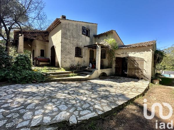 Maison traditionnelle 7 pièces de 180 m² à Roquebrune-sur-Argens (83520)