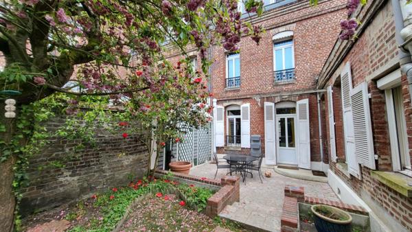 BELLE MAISON HYPER CENTRE-2 GARAGES-JARDIN