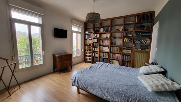 BELLE MAISON HYPER CENTRE-2 GARAGES-JARDIN