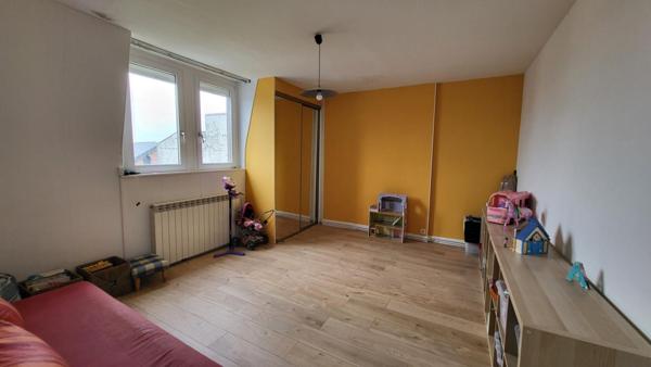 BELLE MAISON HYPER CENTRE-2 GARAGES-JARDIN