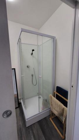 BELLE MAISON HYPER CENTRE-2 GARAGES-JARDIN