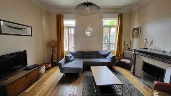 BELLE MAISON HYPER CENTRE-2 GARAGES-JARDIN