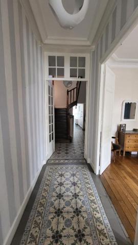 BELLE MAISON HYPER CENTRE-2 GARAGES-JARDIN