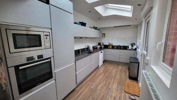 BELLE MAISON HYPER CENTRE-2 GARAGES-JARDIN