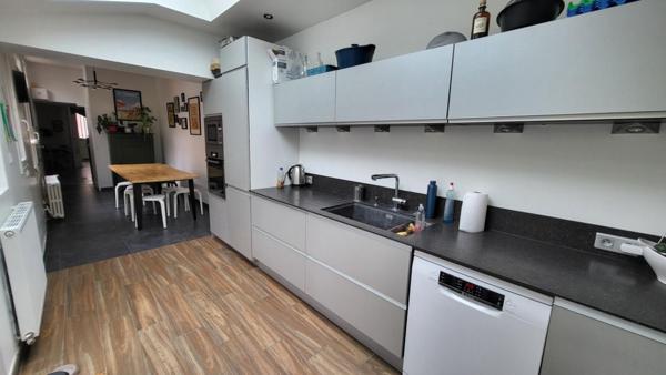 BELLE MAISON HYPER CENTRE-2 GARAGES-JARDIN