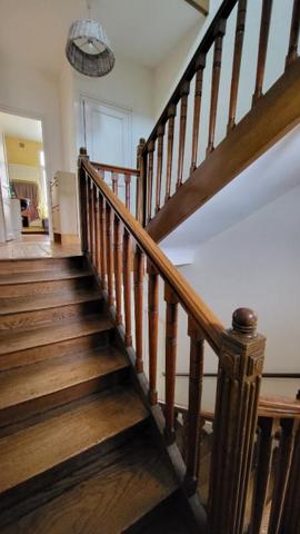 BELLE MAISON HYPER CENTRE-2 GARAGES-JARDIN