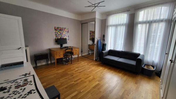 BELLE MAISON HYPER CENTRE-2 GARAGES-JARDIN