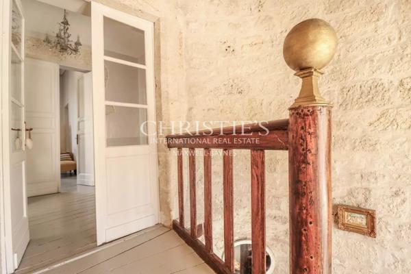 Château avec une tour et une maison d’ami, entouré de jardins faciles à entretenir