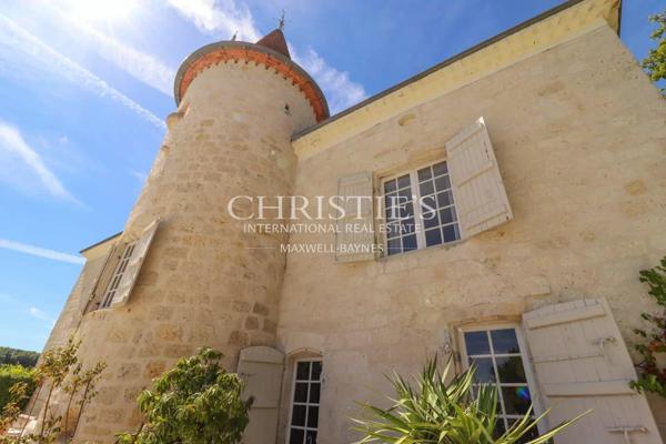 Château avec une tour et une maison d’ami, entouré de jardins faciles à entretenir