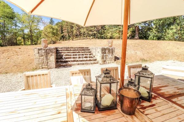 Château avec une tour et une maison d’ami, entouré de jardins faciles à entretenir