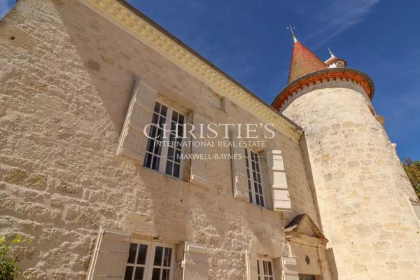 Château avec une tour et une maison d’ami, entouré de jardins faciles à entretenir