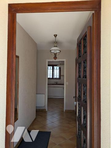 Centre ville et au calme Maison de plain pied de 80 m² avec un jardin clos de 404 m² comprenant...